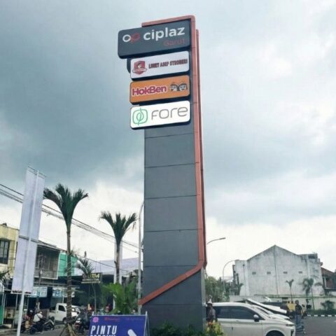 Mengenal Pylon Sign & Pole Sign Papan Nama Kokoh untuk Identitas Perusahaan Besar 2026