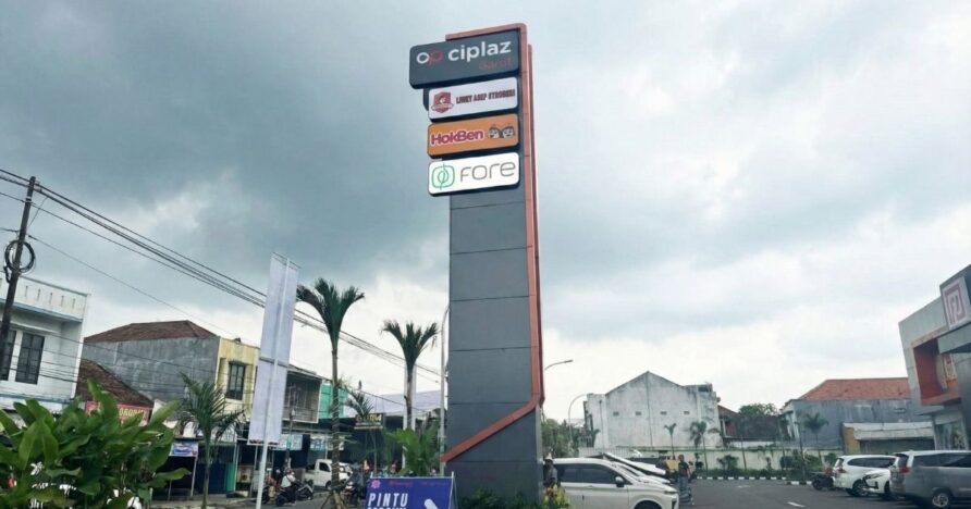 Mengenal Pylon Sign & Pole Sign Papan Nama Kokoh untuk Identitas Perusahaan Besar 2026