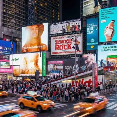 Panduan Lengkap Perbedaan Baliho, Billboard, Videotron & Megatron (Update 2026)